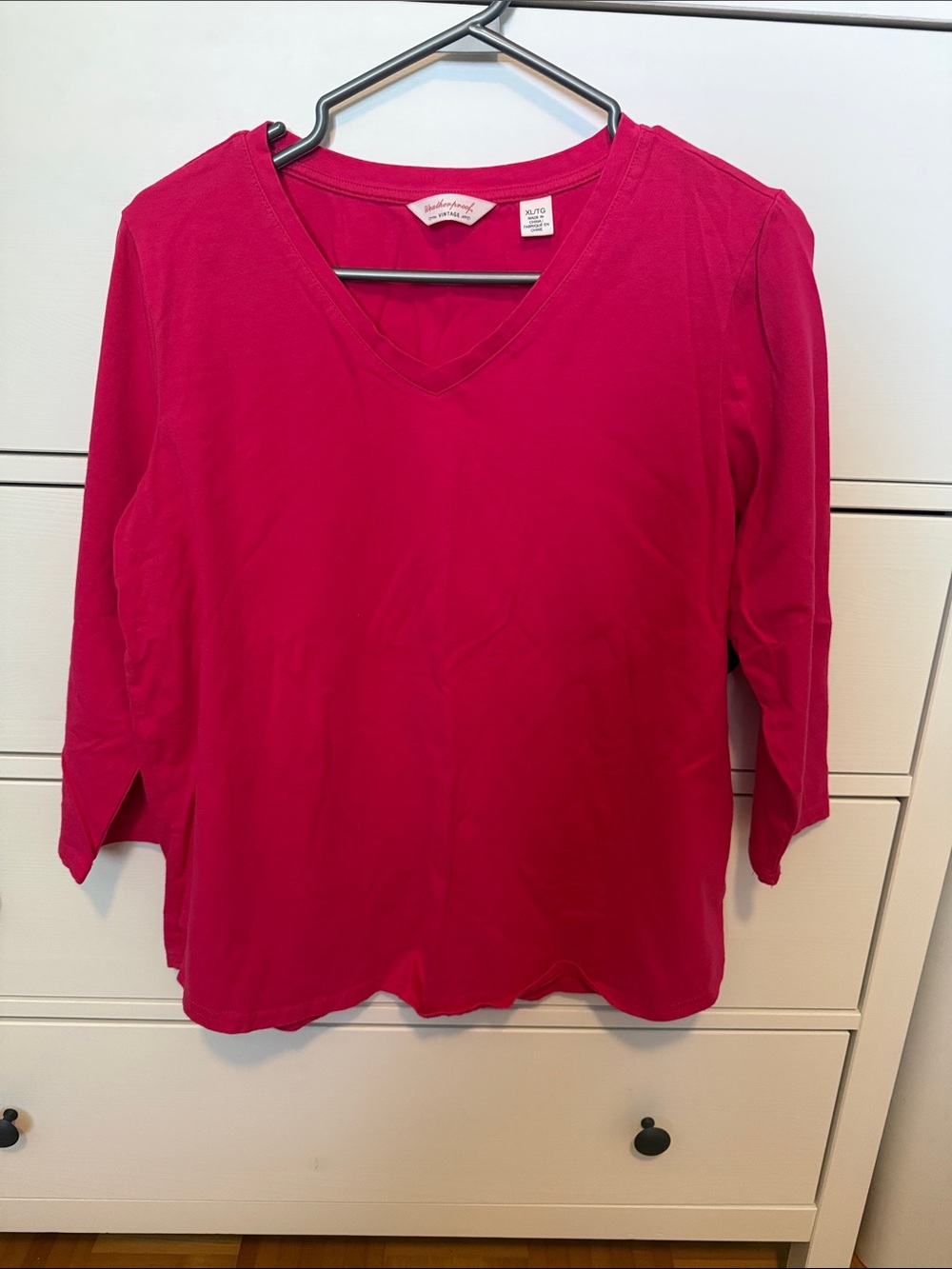 V‑Neck Long Sleeve Tee in Bright Pink